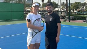 Cine este bărbatul cu care Simona Halep s-a afișat pentru prima oară, în acest weekend! În plin scandal de dopaj, el a făcut-o să zâmbească. FOTO