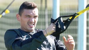 "Cei de la Steaua sunt mulțumiți de Keșeru". Agentul jucătorului e mirat de critici și dezvăluie: vârful i-a pus "gând rău" lui Dinamo