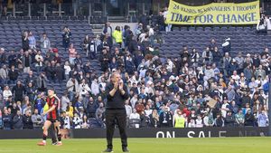 Vestea momentului la echipa lui Radu Drăguşin. Preşedintele Levy a cedat presiunii fanilor lui Tottenham Hotspur