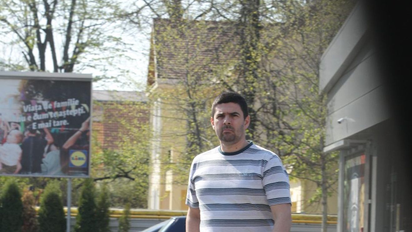 Vlad Enăchescu, „turul magazinelor” cu mașina de lux. Fostul șef de la CSM București a fost surprins la cumpărături fără mască și mănuși | FOTO EXCLUSIV