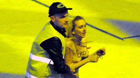 VIDEO Au eclipsat-o pe Shakira!** Protest în sânii goi la ceremonia de inaugurare a Stadionului Olimpic din Kiev