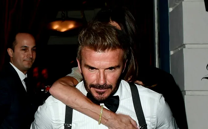Dezmăț total la petrecerea de ziua ei: Victoria Beckham, fotografiată în timp ce e cărată de David Beckham până la maşină, la 2:30 dimineața!