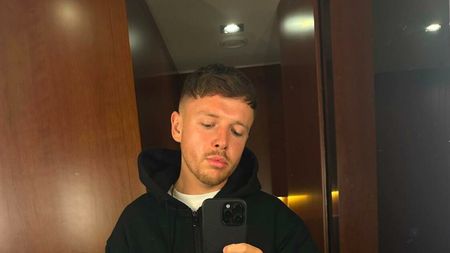 Băiatul de mingi, devenit celebru pentru că a fost lovit de fotbalist, a ajuns să aibă o afacere de peste 180.000.000 de euro