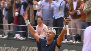 Prima „bombă" pe tabloul masculin de la Roland Garros! Tânărul sfătuit de Patrick Mouratoglou l-a eliminat pe Stefanos Tsitsipas | VIDEO