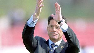 Unul dintre managerii Stelei și Cornel Dinu, "împăcați" de flegmele din Giulești:** "Mister, ai fost memorabil în '98!" "Procurorul" a dezvăluit cum și-a recuperat costumul pătat VIDEO