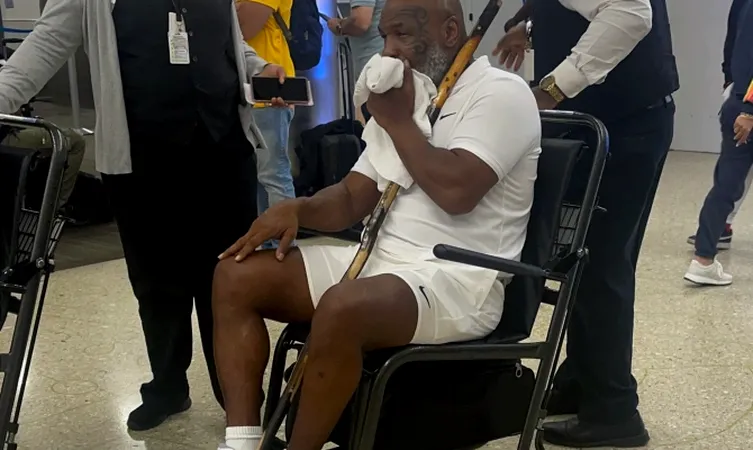 Mike Tyson a fost fotografiat într-un scaun cu rotile, cu un baston în mână. Ce spun apropiații