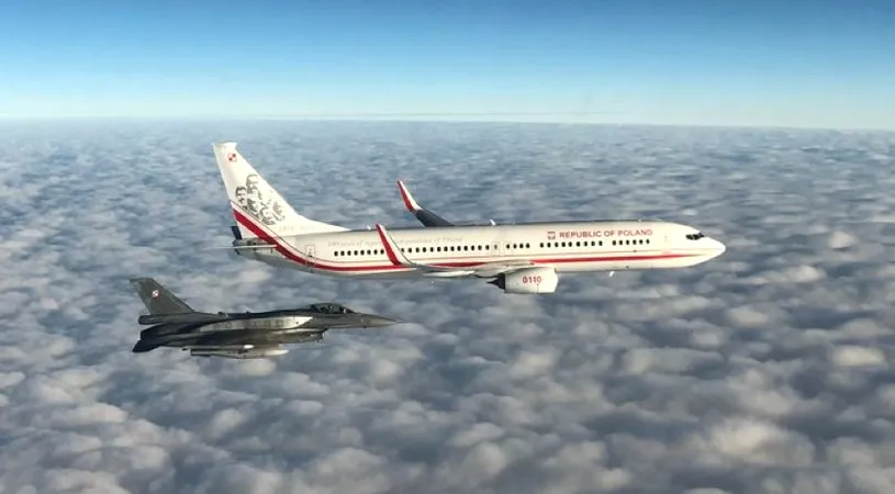 Măsuri speciale înaintea startului Cupei Mondiale! Avionul naționalei Poloniei, escortat de armată în drumul spre Qatar | VIDEO