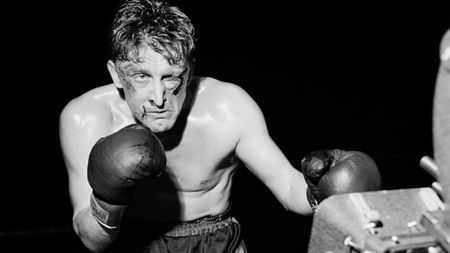 A murit celebrul actor Kirk Douglas, care s-a lansat în carieră cu rolul de boxer în filmul "Champion" din 1949. A fost prima sa nominalizare la Oscar