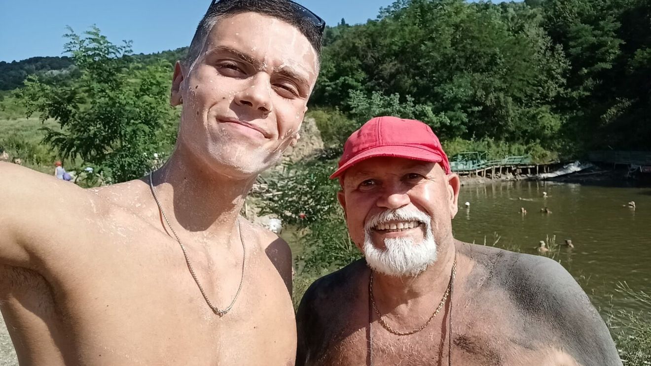 David Popovici, vacanță de vis la Telega! A renunțat la dieta de campion mondial pentru cartofi prăjiți cu brânză rasă și salată de roșii