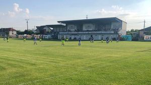 Naționala U18 a României joacă împotriva Serbiei într-un sat de lângă Timișoara! Capitala Banatului nu are un stadion cu condițiile pe care le are localitatea în care primar este un fost arbitru