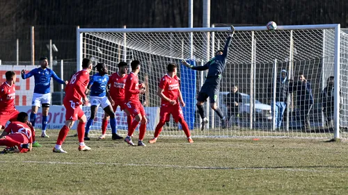 VIDEO | Fază antologică în Liga 3! Echipa lui Florin Costea a trimis mingea în bară de trei ori în aceeași fază, a pierdut jocul și a cedat locul 1 trupei lui Ovidiu Burcă