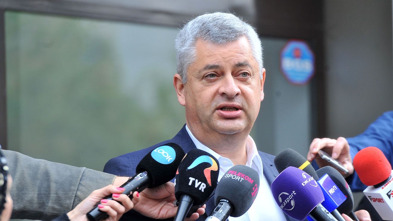 Învingătorul ia tot, învinsul iese din joc. După ce a pierdut lupta pentru șefia LPF cu Gino, Sorin Drăgoi demisionează de la ACS Poli și invocă o legătură cu alegerile de la Ligă. Posibilul său înlocuitor a fost ofițer SRI și membru PRM