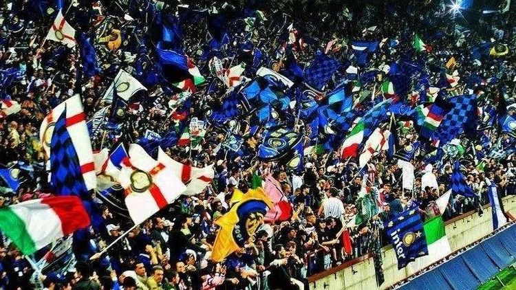Ultrașii echipei lui Chivu, bătaie ca în Șapte Păcate! Imagini neverosimile: fanii Interului s-au lovit între ei cu pumnii și cu bețele de la steaguri