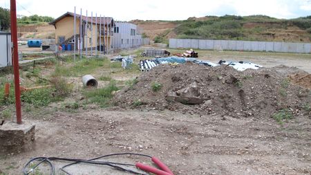 Așa arată un ”stadion” care ar fi trebuit să fie inaugurat de CNI încă de acum 3 ani, în comuna din România care a speriat Europa!