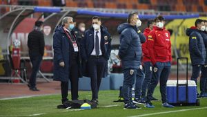 Mirel Rădoi s-a „lepădat” de COVID-19! Selecționerul a rezistat doar câteva secunde fără mască, în meciul cu Macedonia de Nord | FOTO