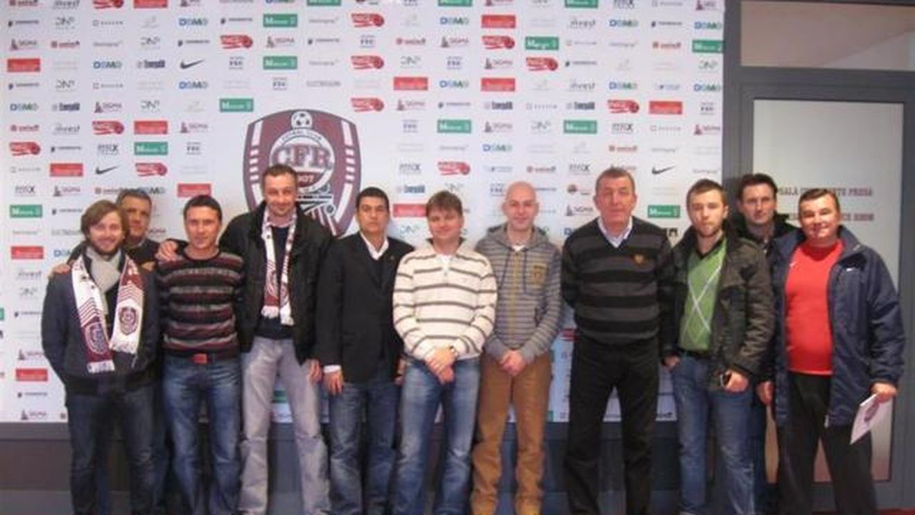 Dușan Uhrin s-a pozat cu angajații clubului din Gruia