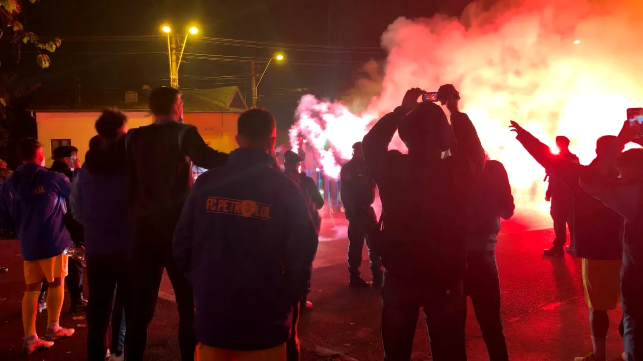 Imagini fabuloase la Ploiești, după meciul Petrolul - Rapid! Fanii au sărbătorit cu jucătorii succesul din fața marii rivale | VIDEO & FOTO