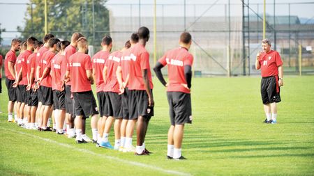 Scandal în vestiarul lui Dinamo! Mulțescu vrea să scoată din lot un jucător de bază chiar înaintea meciului cu Steaua