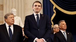 Milionarii români ar fi făcut plăți de peste 100.000 de euro pentru a "da mâna" cu fiul lui Donald Trump! "De mine s-a rugat şi nu m-am dus. Nu aş fi dat nici 2.500 de euro"