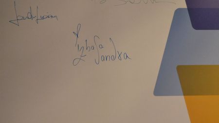 Sandra Izbașa a semnat autografe la Institutul Cultural Român 