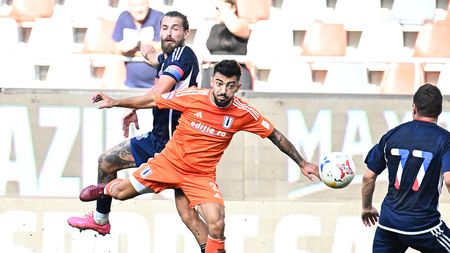 FCU Craiova a renunțat la trei jucători după ce a ratat play-off-ul Ligii 2, inclusiv la cel mai vechi component al lotului. Oltenii își mută ”casa” pentru jocurile din play-out