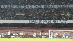 FOTO | Tifosii lui Napoli, mesaj dur la adresa motociclistului Marc Marquez sub ochii lui Chiricheș: "Valentino, la Valencia e fără reguli! Tibia și peroneul"
