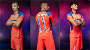 FCSB și-a prezentat noul echipament pentru sezonul 2021-22! Tănase, Coman și Moruțan, în centrul atenției | FOTO & VIDEO