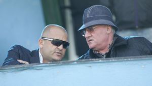 Dumitru Dragomir a ajuns să-i ia apărarea inamicului Adrian Mititelu: „Se satură și el când îi e jignită familia. E greu de trăit în fotbal la Craiova"