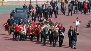 GALERIE FOTO Deleanu a fost condus pe ultimul drum. Mașina în care se afla trupul neînsuflețit al fostului dinamovist a făcut un tur al arenei din "Ștefan cel Mare"