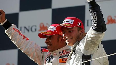 Hamilton, victorie la pas în China: motorul lui Verstappen a cedat pe linia de start-sosire, transformând ultimele trei tururi într-o paradă de onoare în spatele mașinii de siguranță. Tușa de umor adăugată de Pastor Maldonado