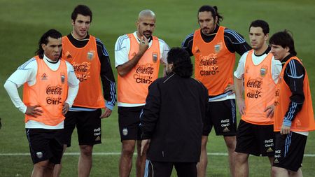 A făcut o avere de milioane de euro din fotbal, dar acum cântă pe străzi. Şi-a luat chitara şi face totul din plăcere