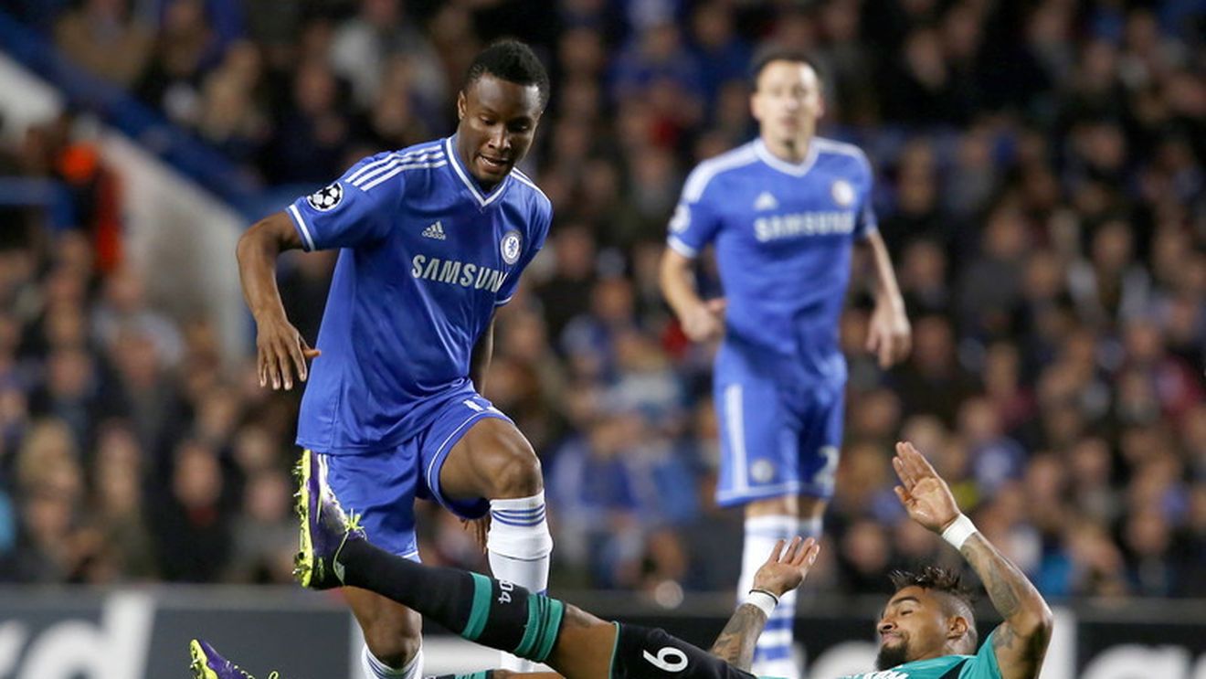 FOTO - Ce tâmpenie a făcut acest fan al lui Chelsea! John Obi Mikel l-a "mutilat" pe viață pe sărmanul suporter inconștient