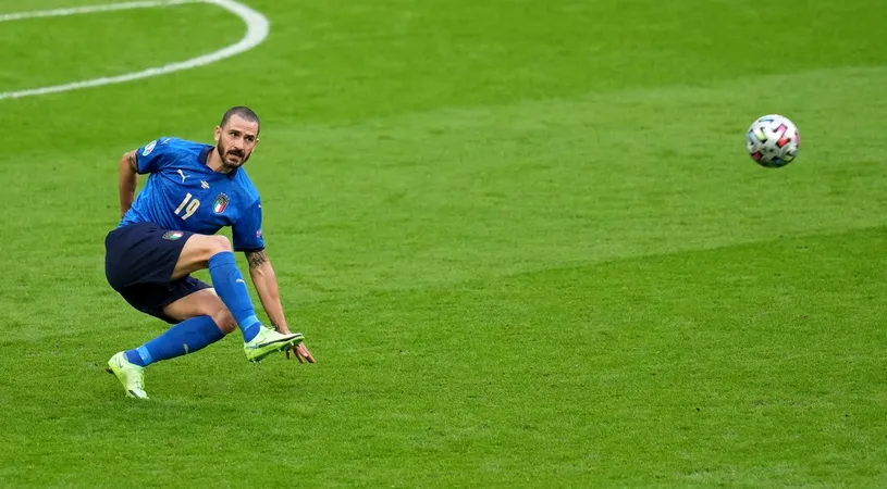 Leonardo Bonucci, moment incredibil la EURO 2020! Fundașul, oprit de un steward să se bucure alături de colegi, după ce Italia a ajuns în finala competiției | VIDEO