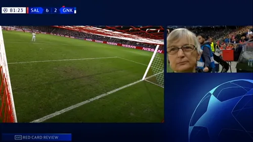 Moment straniu la meciul Salzburg-Genk. Arbitrul nu i-a permis cameramanului să filmeze când merge la monitorul VAR, iar un steward l-a blocat | FOTO