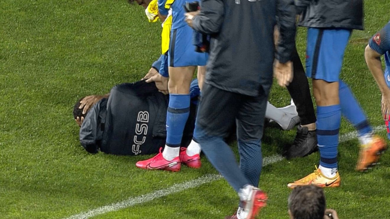 Scandal uriaș pe teren: Billel Omrani, lovit în cap după finalul meciului! Cine a aruncat petarda care a declanșat nebunia la Ploiești?