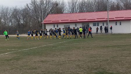 Scene de ”vestul sălbatic” în fotbalul din Brăila, cu suspendări de 24 și 12 etape dictate în două meciuri. ”Antrenorul îl ia de picior și îl târăște pe jucător, îi aplică două picioare”