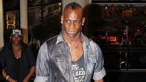 FOTO** Balotelli a pățit-o din nou!** Cum au avut "grijă" fanii lui United de Bentley-ul atacantului