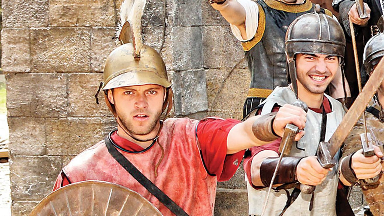 Un nou clip cu "trioul petrecăreț" a apărut pe net