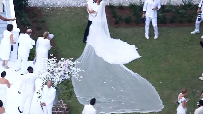 Primele imagini de la nunta lui Jennifer Lopez cu Ben Affleck. Mireasa a uimit într-o rochie albă, cu o trenă uriașă. Douăzeci de ani de răbdare