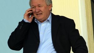 Porumboiu: "M-a șantajat!" Condescu: "L-au prostit banii!"