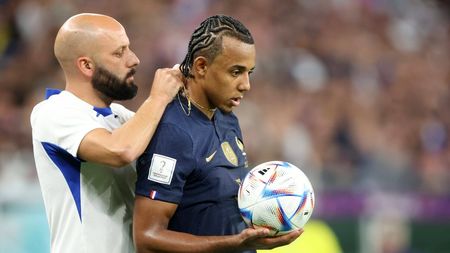 Didier Deschamps își face praf un jucător după Franța - Polonia. „Nu poți juca fotbal cu ochelari de soare, cu ceasuri sau inele! A avut noroc că nu eram în preajma lui!”