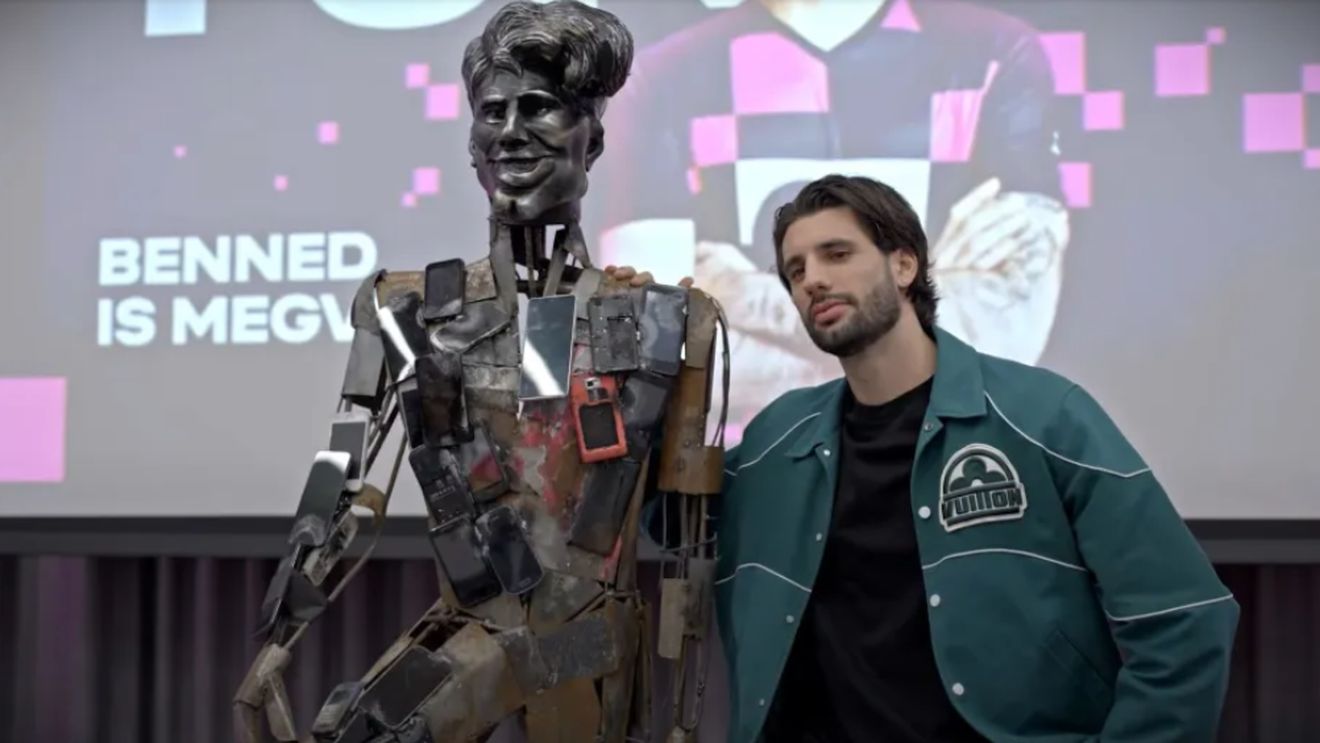 Ungurii n-au avut milă de fotbalistul maghiar de 70.000.000 de euro. Szoboszlai a încremenit când a văzut cum arată statuia făcută din resturile a 1200 de telefoane distruse, care trebuia să aibă chipul lui