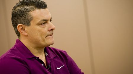 Antrenorul Xavier Pascual de la Dinamo și-a rupt mâna. Ce incident nefericit s-a petrecut în vestiar