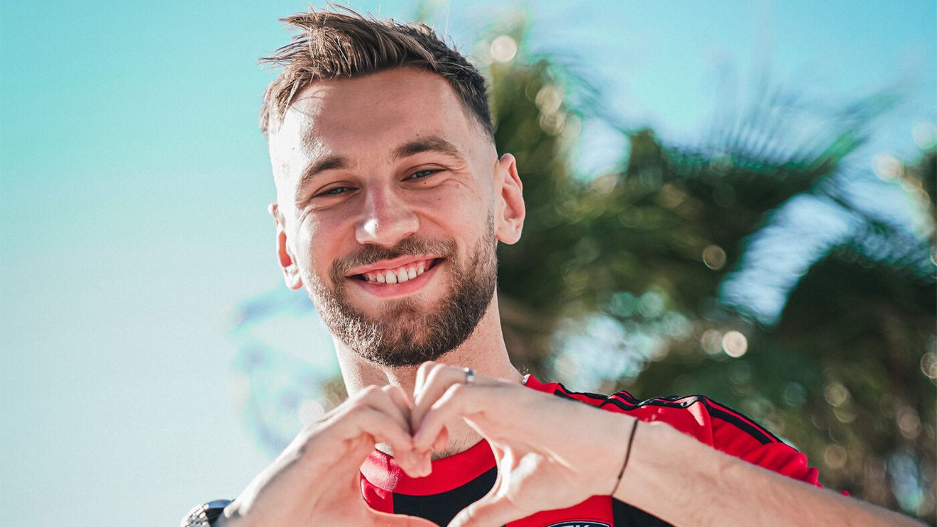 Denis Drăguș a semnat! Imagini inedite cu fotbalistul român alături de bașkanul echipei