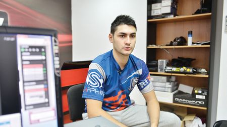 Ronaldo în mediul virtual!** Vicecampionul mondial la FIFA 13 a jucat fotbal la "U" Craiova, unde a fost coleg cu Mihai Costea