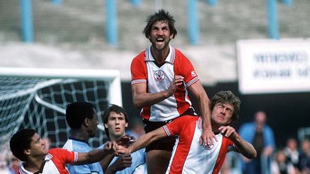 "Am probleme cu memoria pentru că loveam mingea cu capul de prea multe ori. Chiar de 100 de ori pe zi!". Nord-irlandezul Chris Nicholl, fost jucător la Southampton, face dezvăluiri despre cariera sa 