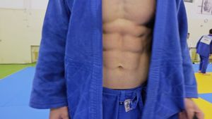 Cristiano Ronaldo are concurență! Un judoka român „îl bate” la abdomen! | GALERIE FOTO