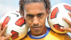 INTERVIU SPECTACULOS | 50 de întrebări pentru 50 de goluri, cu Eric de Oliveira.  De ce plânge la goluri, cei mai grei adversari, freza "a la Ronaldinho" și Holograf. "Și băieții plâng câteodată". Plus hainele lui Hagi, Coca-Cola la 1 litru și unchiul din Brazilia 