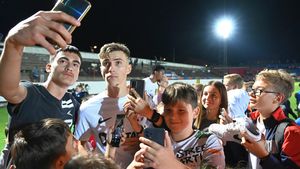 Imagini fabuloase! Jucătorii de la Dinamo s-au îngrămădit să le ia autografe vedetelor de la FCSB: „Toată lumea știe, asta e Steaua!” | VIDEO