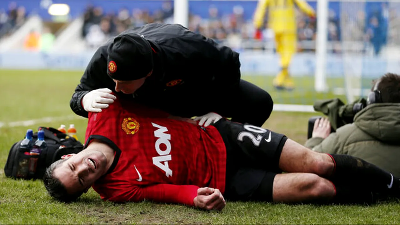 Accidentare stupidă pentru Van Persie:** olandezul s-a ciocnit de un cameraman la faza din care Rafael a marcat